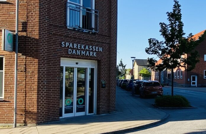 Privatkunderådgiver i Arden hos Sparekassen Danmark rådgiver kunde
