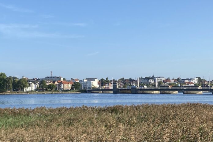 Hadsund by med fjord, natur og fællesskab