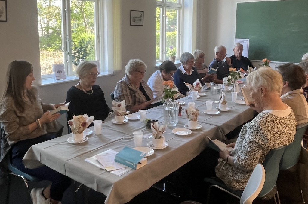 Fællesskabskoordinator Maja Riisberg besøger frivillige fra Ældre Sagen Hobro til netværksmøde om fællesskab og sociale indsatser.