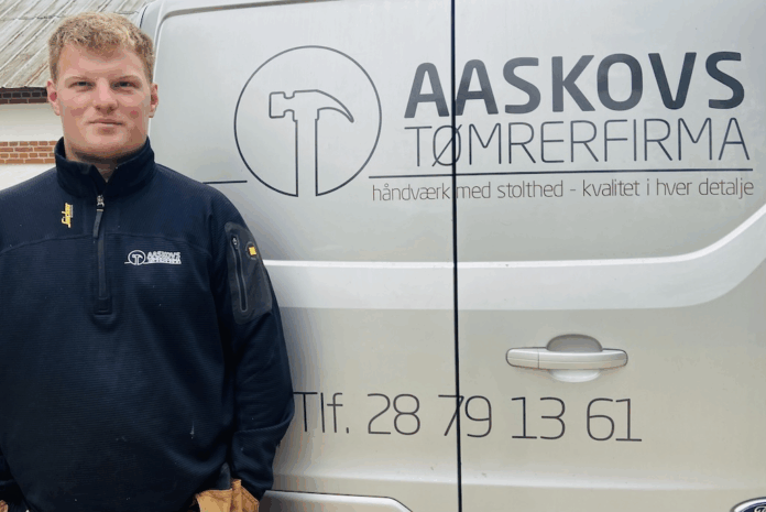 Tømrermester Kaare Aaskov fra Aaskovs Tømrerfirma i Valsgaard er godt i gang med opgaver for kunder i Mariagerfjord.