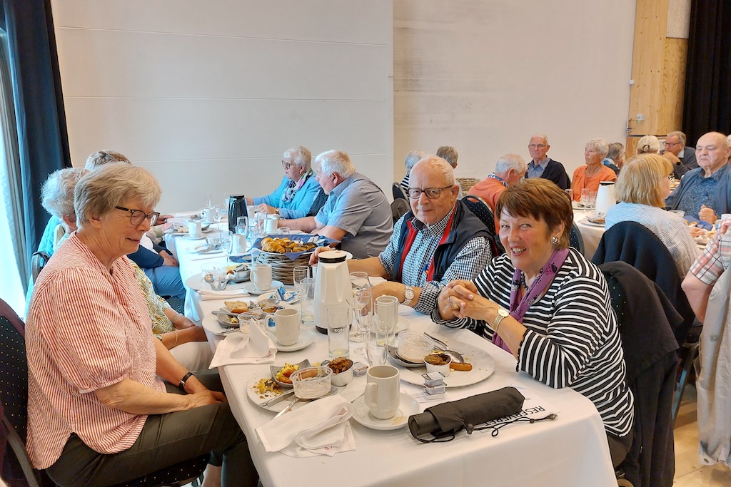 Deltagere fra Ældre Sagen Hobro på tur til Hjørring Revyen med brunch og underholdning.