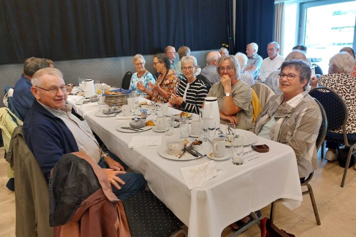 Deltagere fra Ældre Sagen Hobro på tur til Hjørring Revyen med brunch og underholdning.
