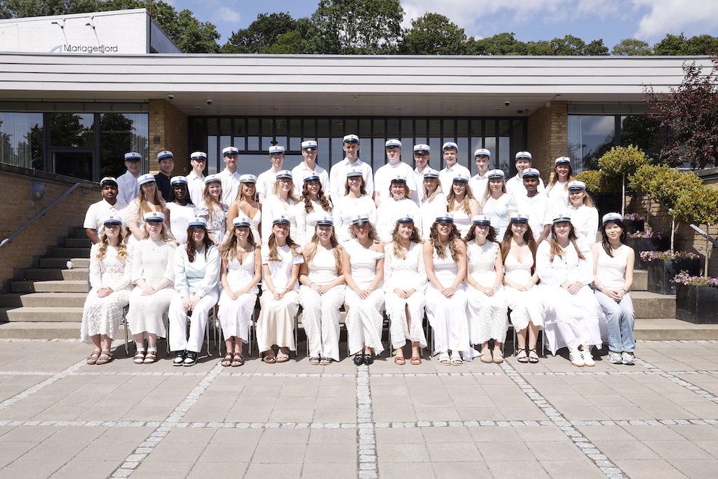 Studenter fra Mariagerfjord Gymnasium fejres ved dimission i Hobro.