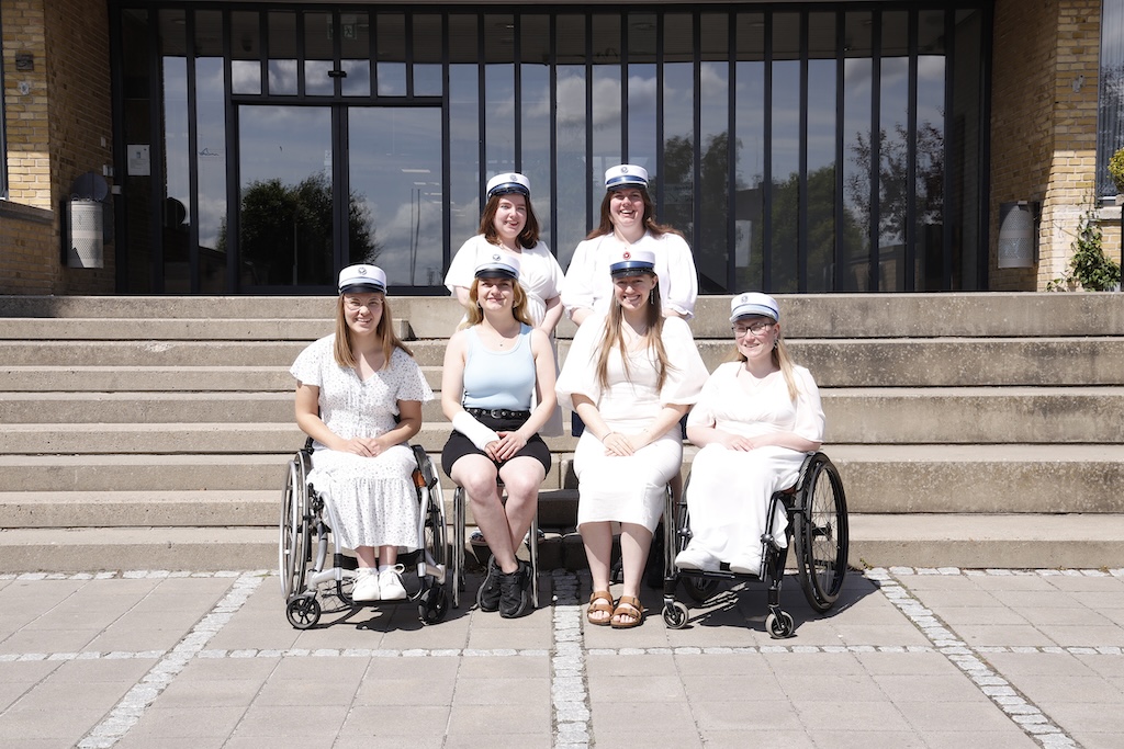 Studenter fra Mariagerfjord Gymnasium fejres ved dimission i Hobro.