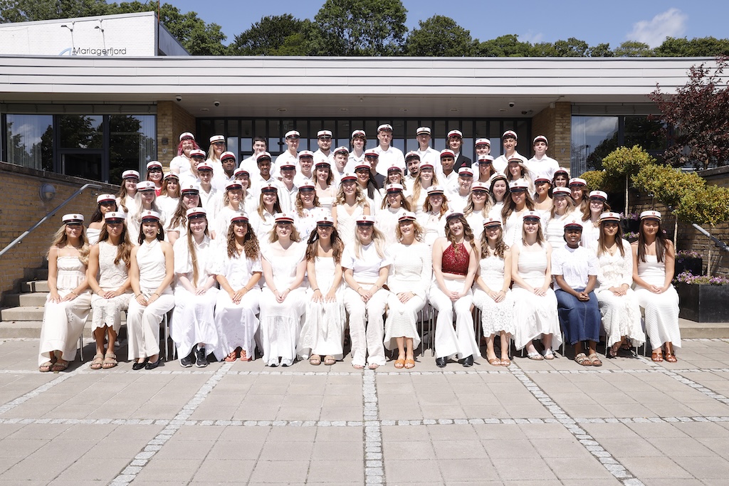 Studenter fra Mariagerfjord Gymnasium fejres ved dimission i Hobro.