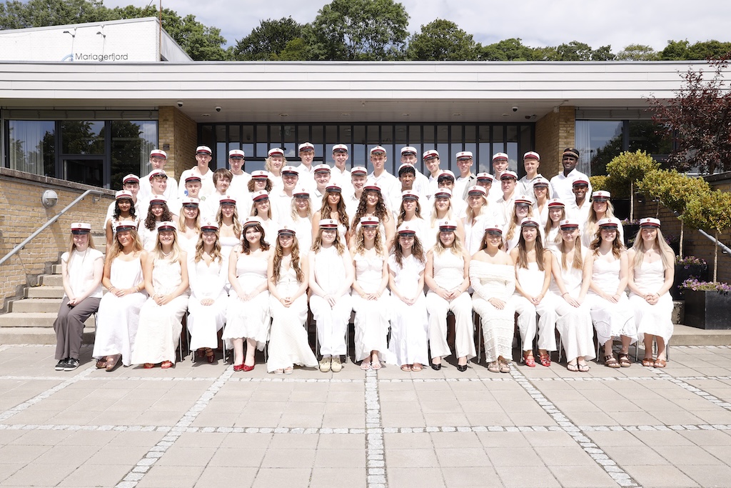 Studenter fra Mariagerfjord Gymnasium fejres ved dimission i Hobro.