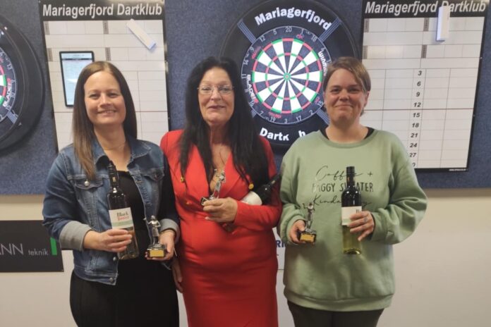 Deltagere ved Lirene Cup i Mariagerfjord Dartklub i Hobro med spillere i alle aldre.