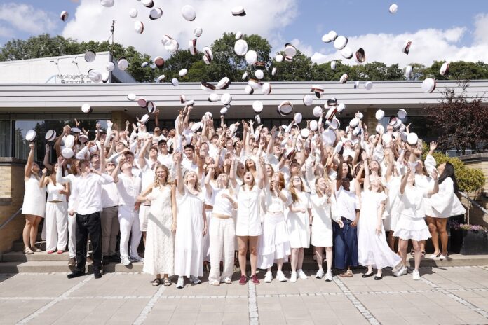 Studenter fra Mariagerfjord Gymnasium fejres ved dimission i Hobro.