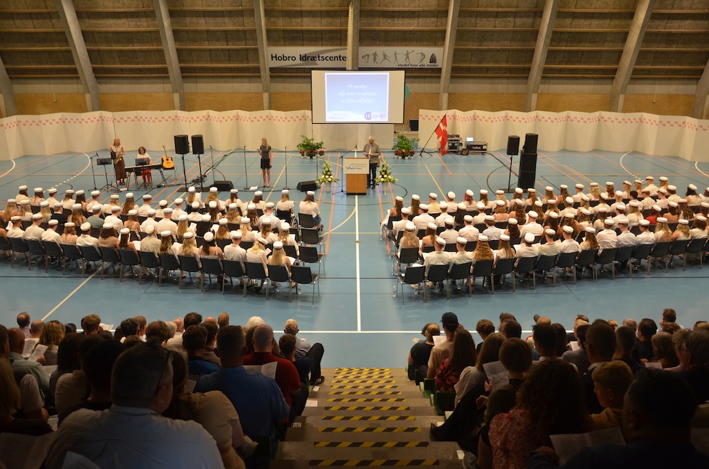 Studenter fra Mariagerfjord Gymnasium fejres ved dimission i Hobro.