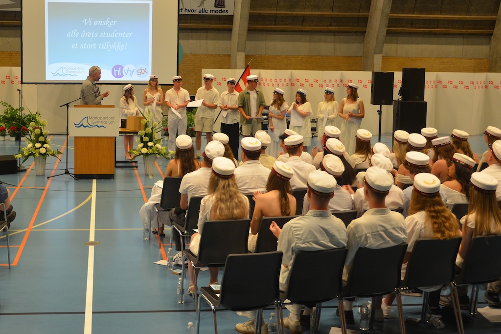 Studenter fra Mariagerfjord Gymnasium fejres ved dimission i Hobro.