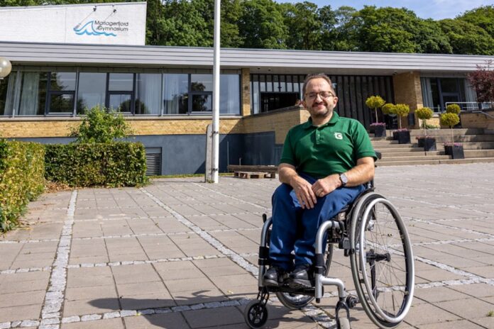 David Holmberg hylder studenter i Mariagerfjord Kommune med huen og ønsker dem tillykke