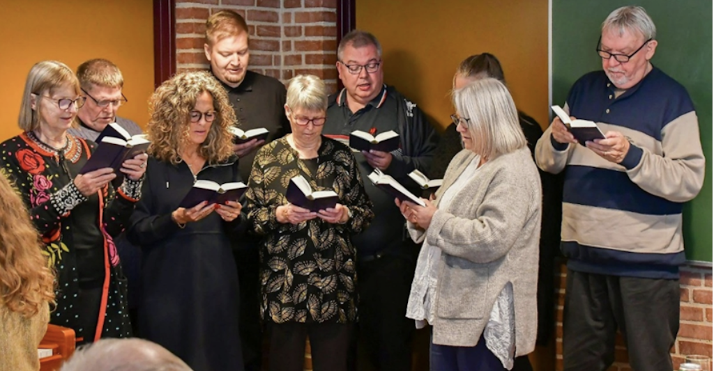 Korsangere fra Hobro Menighedskor synger ved arrangement i Hobro.