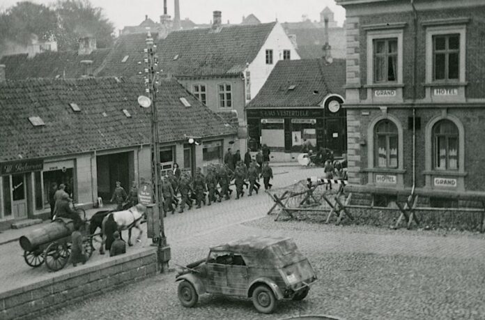 Deltagere på historisk byvandring i Hobro besøger autentisk beskyttelsesrum fra 2. verdenskrig