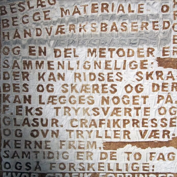 Keramiske blomster og kunstværker udstillet i Kunstetagerne med besøgende i galleriet.