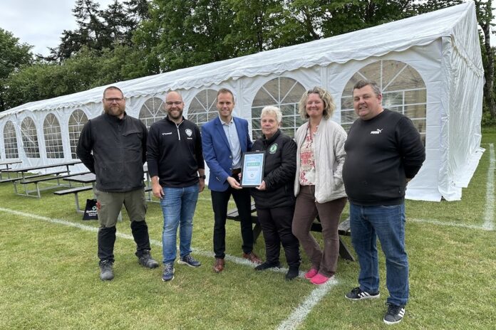 Repræsentanter fra Sparekassen Danmark Fonden Hobro overrækker donation til lokal forening.