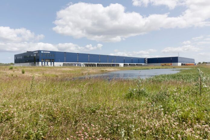 Anette Storm fra DS Flexhal markerer Danmarks første BREEAM Excellent-certificering for nybyggeri.