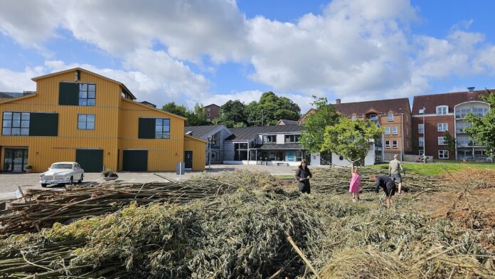 Midgårdsormen som stor naturkunstinstallation gennem Hobro.