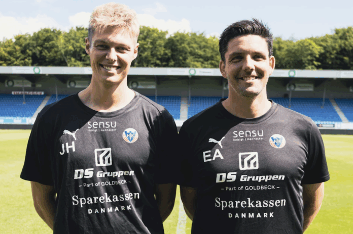 Jakob Hjorth og Emil Antonsen fra Hobro IK under træning som midlertidigt trænerteam.