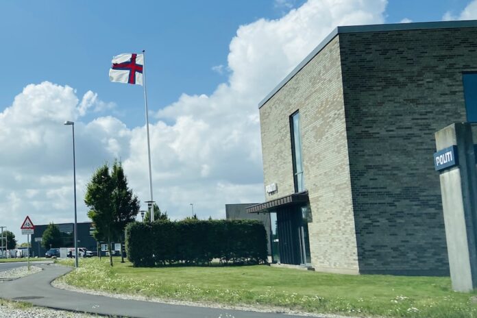 Færøsk flag hejst foran politistationen i Hobro i anledning af Ólavsøka.