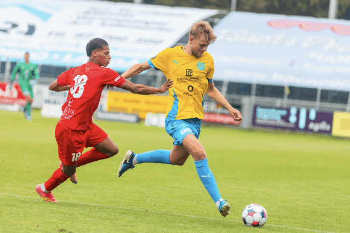Spillere fra Hobro IK i aktion mod Middelfart på DS Arena i en målløs kamp.