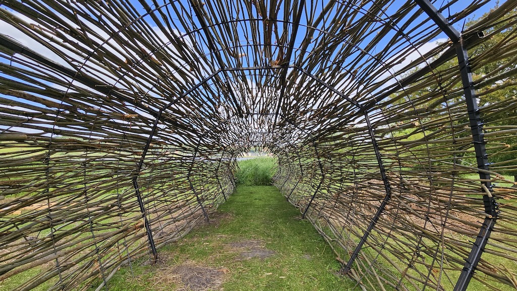 Midgårdsormen som stor naturkunstinstallation gennem Hobro.