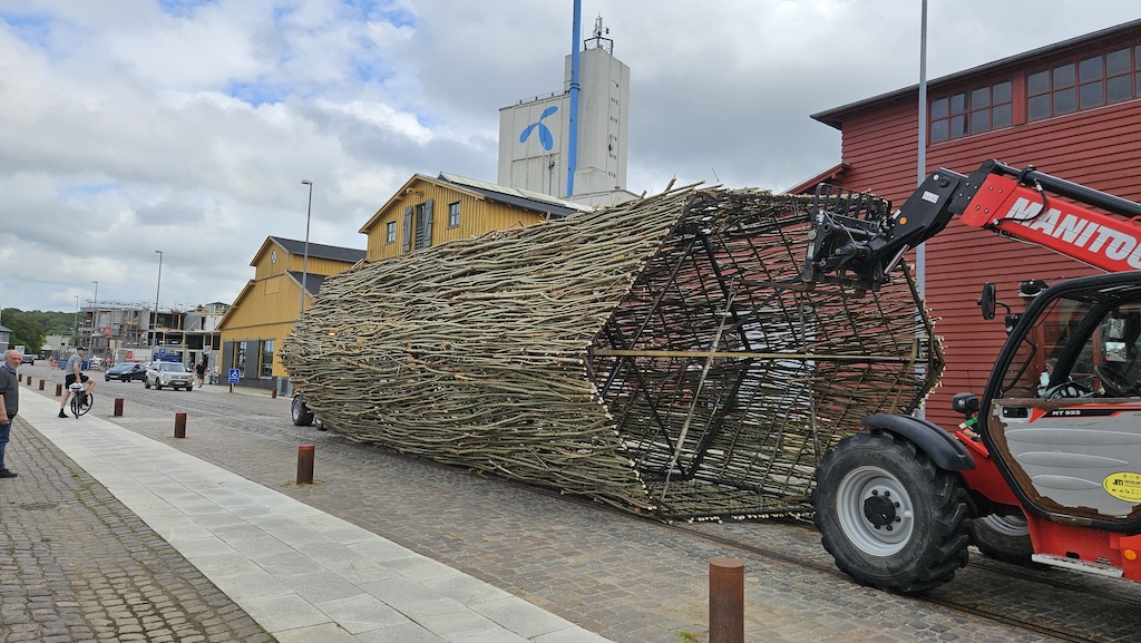 Midgårdsormen som stor naturkunstinstallation gennem Hobro.