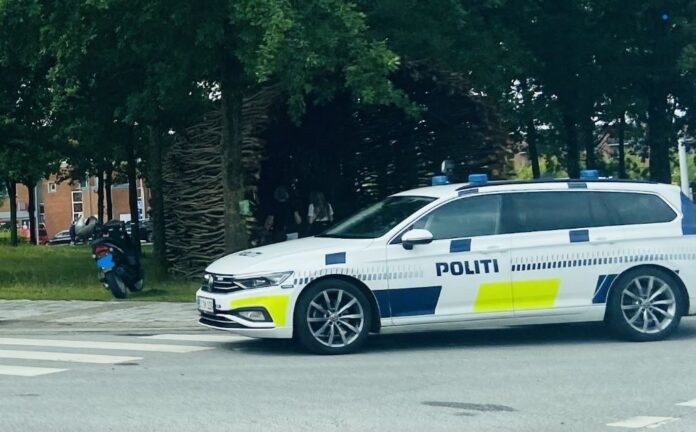 Politi ved færdselsuheld mellem bil og knallert i Hobro på Brogade.