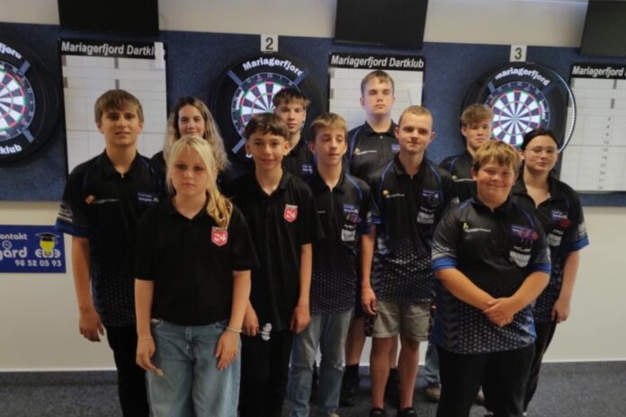 Juniorspillere fra Mariagerfjord Dartklub træner intensivt på dartskole i Grindsted.