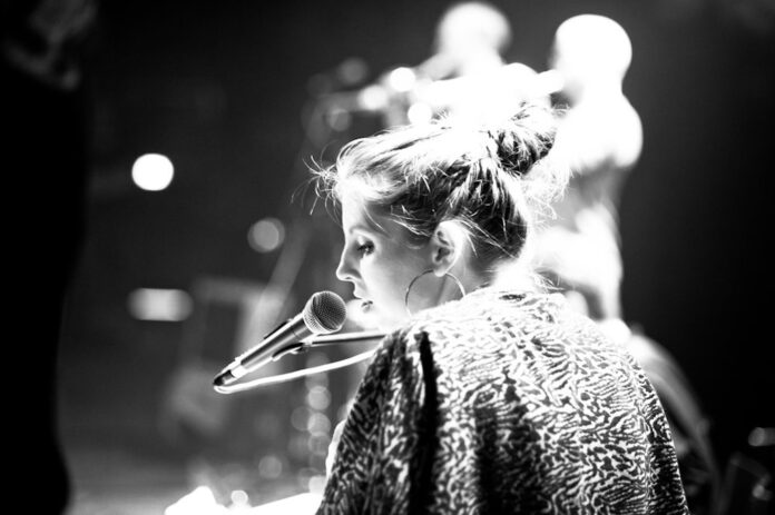 Scene i Salthallen på Blåkilde klar til koncert med Jazz Hobro og publikum til ny sæson.