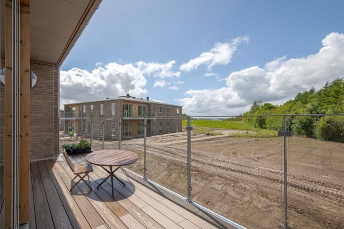 Fjordpunkt har fået de første beboere i de nye moderne lejligheder i Hadsund.