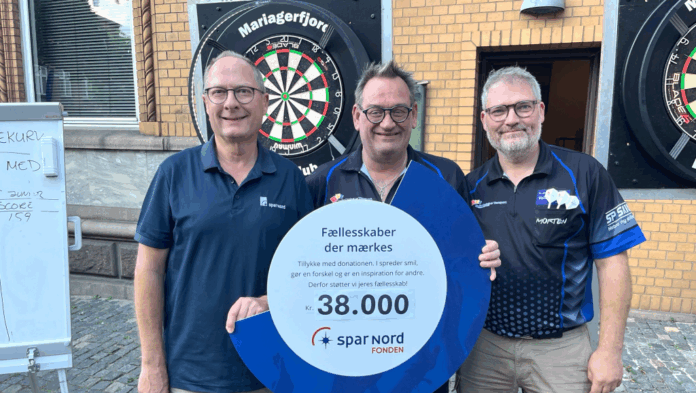 Mariagerfjord Dartklub modtager donation fra Spar Nord Fonden til ungdomsarbejde.