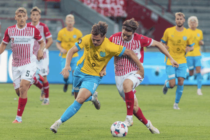 Spillere fra Hobro IK og AaB i duel under kampen i Aalborg.