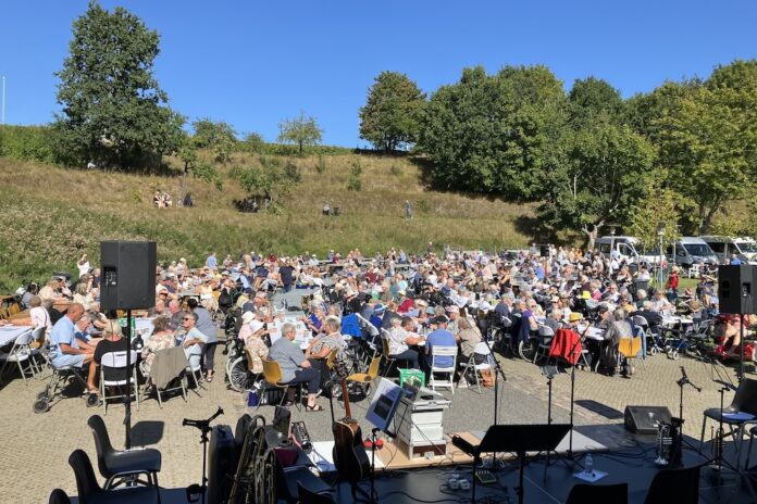 Publikum samlet til koncert ved Musik i Hadsund med live musik og fællesskab.
