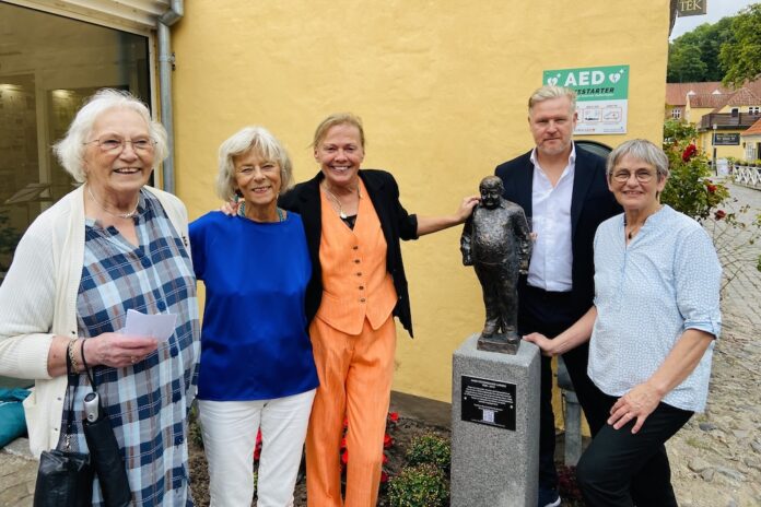 Mange mennesker samlet på Egepladsen i Mariager ved afsløringen af den nye Godtfolk-figur af Aage Vestergaard Larsen.