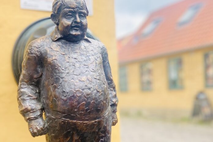 Bronzestatue af Aage Vestergaard Larsen på Egepladsen i Mariager før tyveriet.