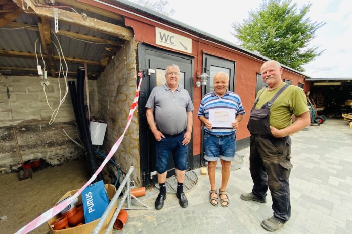 Hobro Både & Fiskerihavn med både, autocampere og udsigt over Mariager Fjord i sommersol.
