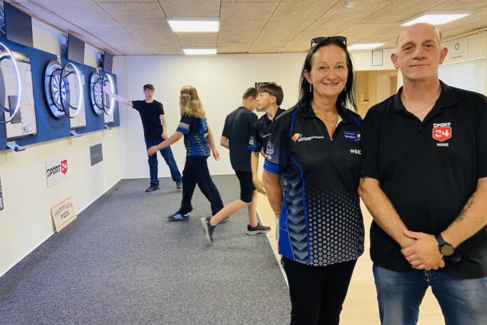 Juniorer og seniorer spiller dart sammen i Mariagerfjord Dartklub i Hobro.