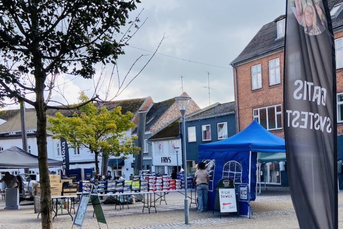 Torvet i Hadsund fyldt med boder, foodtrucks og mennesker til Smag på Hadsund.