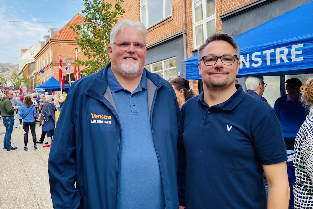 Jesper Mikkelsen sammen med Jan Andersen under arrangementet, hvor både borgere og politikere samles om en hyggelig aften.