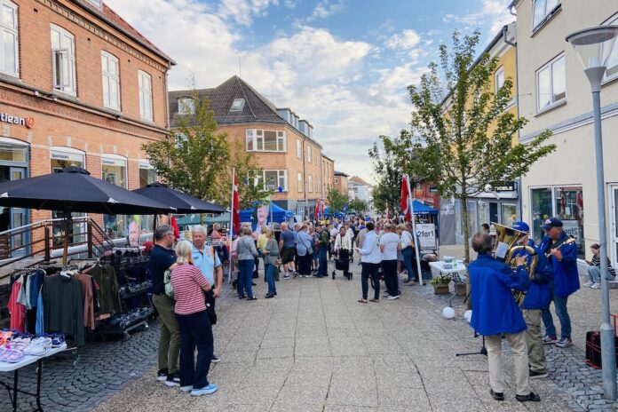 Glade mennesker i Hadsund midtby til Smag på Hadsund med boder, musik og sensommerstemning.