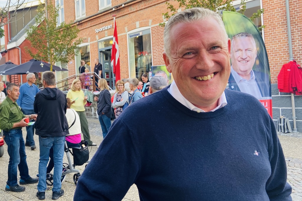 Socialdemokratiets borgmesterkandidat Leif Skaarup nyder den livlige atmosfære til aftenen.