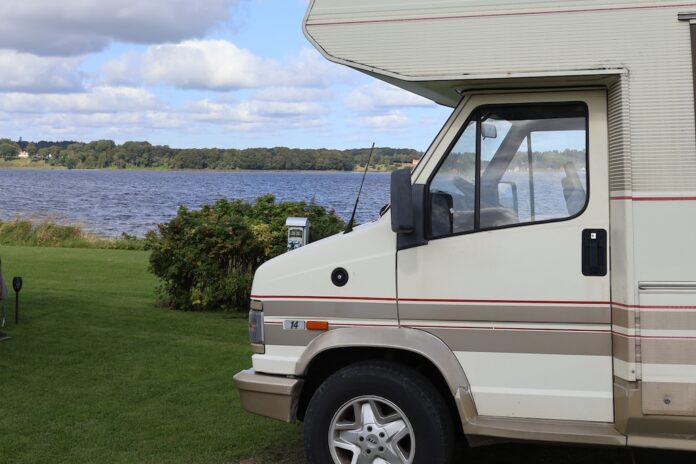 Autocampere på Hobro City Camping med udsigt over natur og fjord i Himmerland.