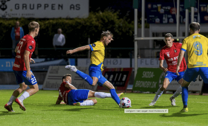 Hobro IK spillere jubler efter sen scoring mod Hvidovre i tæt kamp på udebane.
