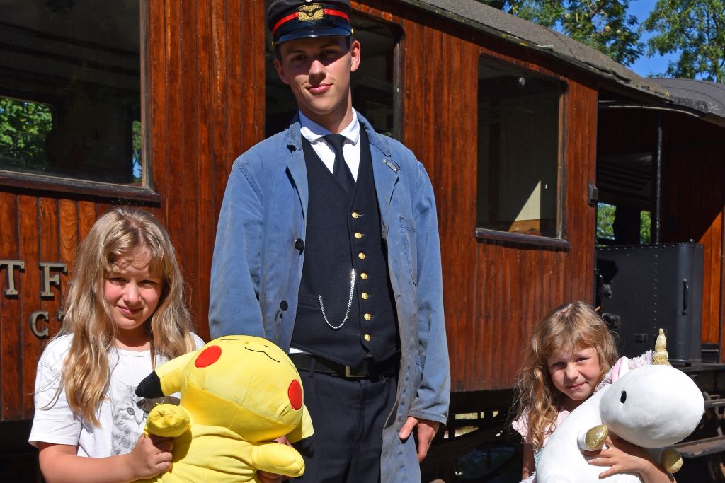 Familier og børn med bamser nyder en tur med veterantoget under Bamsedag i Mariager.