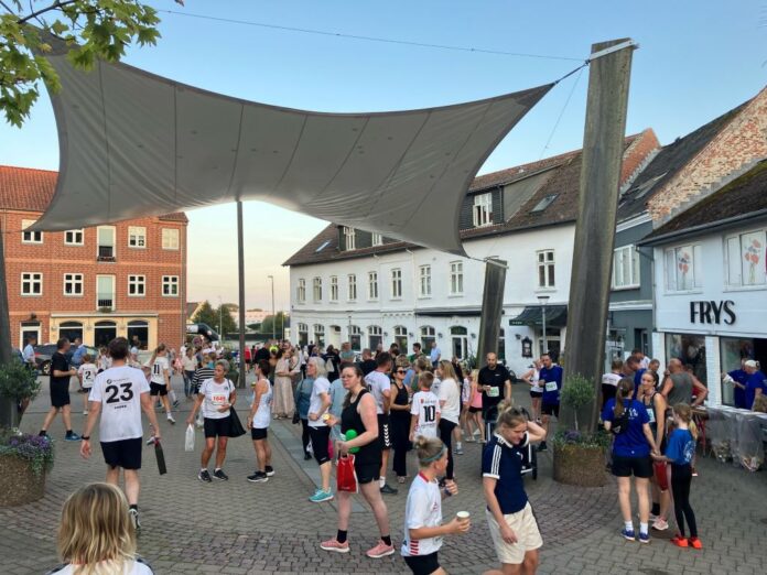 Løbere deltager i Hadsundløbet med start og mål på Torvet i Hadsund.
