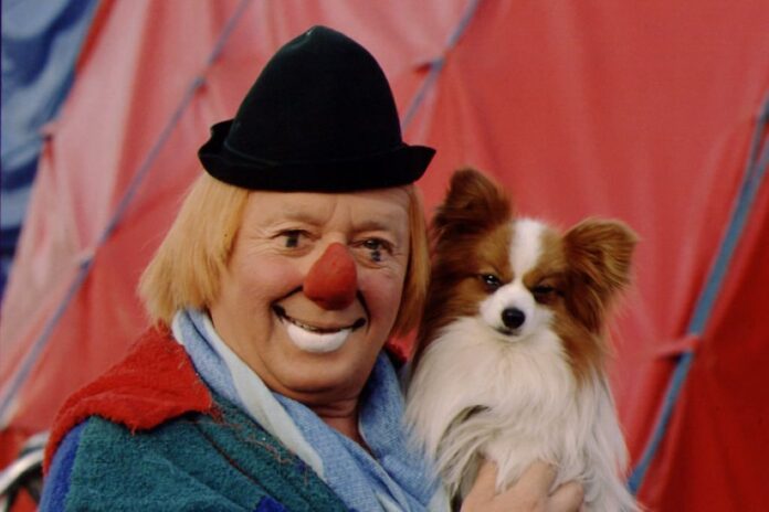 Kunstner Viggo Salting fortæller om livet i Cirkus Benneweis ved foredrag på Cirkusmuseet i Rold.