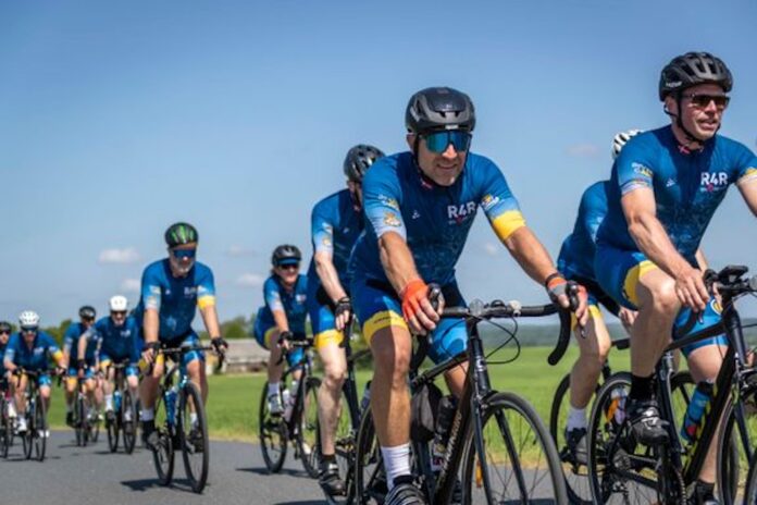 Skadede krigsveteraner cykler samlet på landevej under Ride4Rehab gennem Danmark.