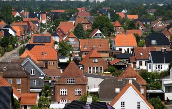 Ældre villa rives ned for at give plads til nyt parcelhus i dansk villakvarter.