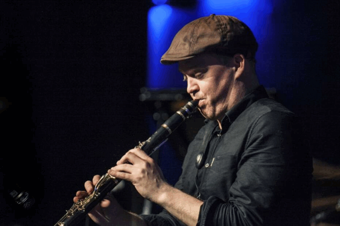 Adrian Cox spiller klarinet ved jazzkoncert i Salthallen i Hobro