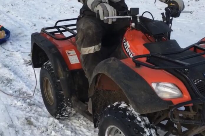 Rød Suzuki ATV som er stjålet i Hvilsom, efterlyst af familien med håb om vidner til tyveriet.